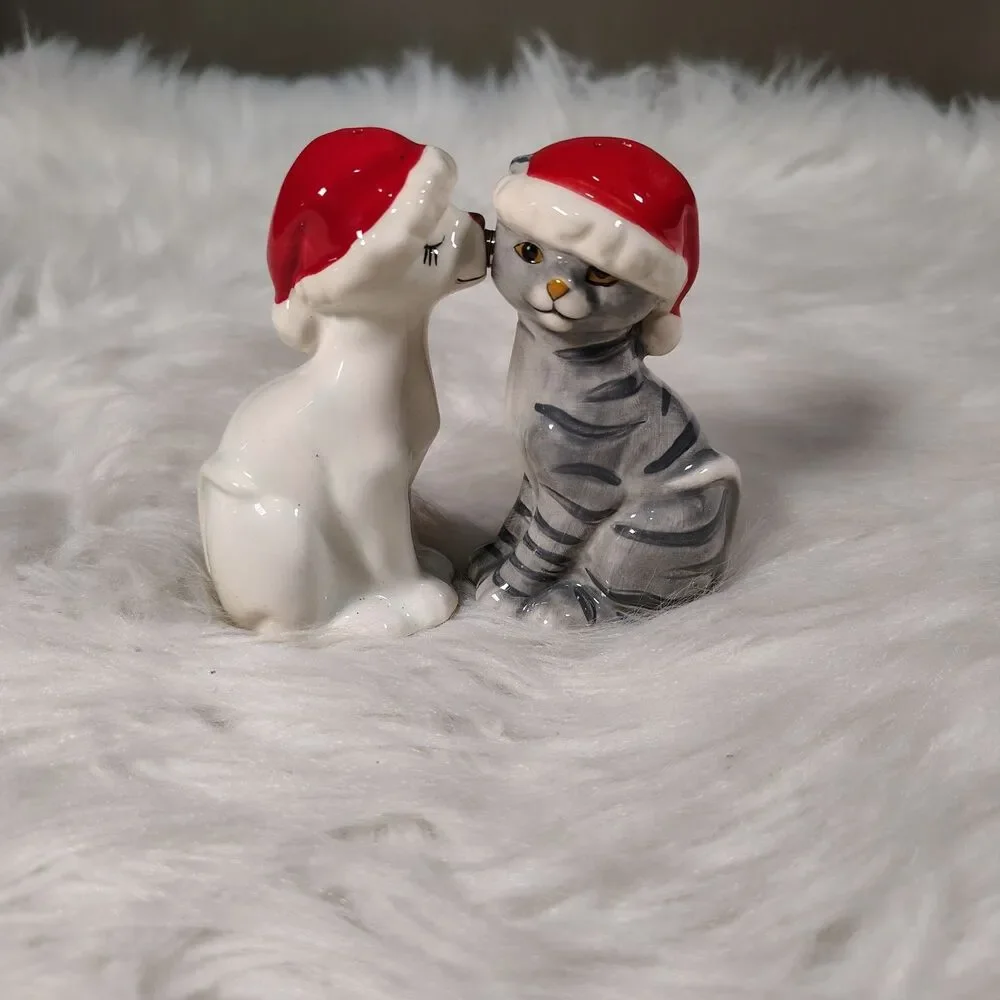 Cats In Santa Hats Kissing Magnetic Salt&Pepper Shakers Westland MWAH! Ceramic